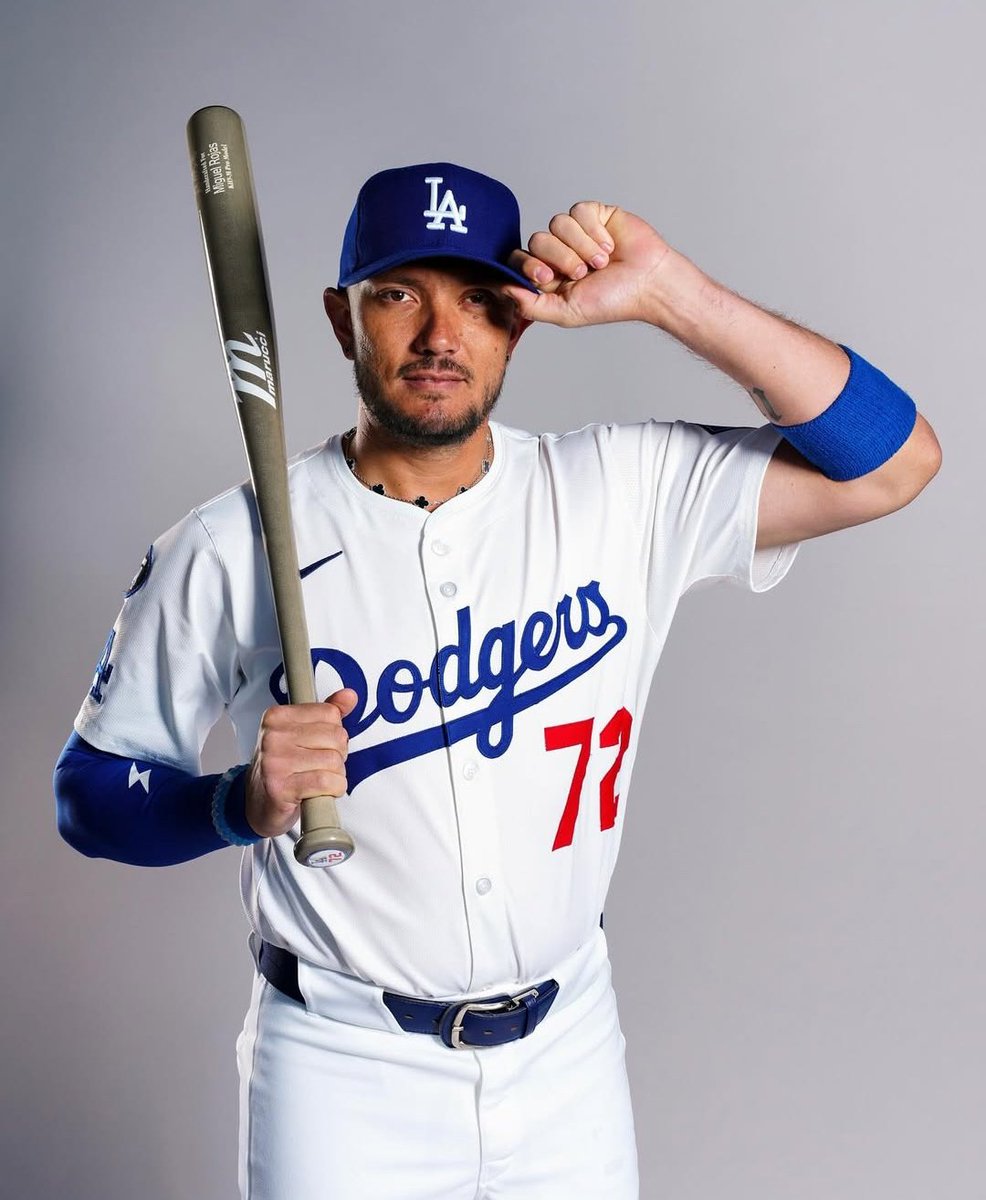 BatflipsVE's tweet photo. Miguel Rojas llega hoy a los 36 años de edad.
Algunas de sus estadísticas en 11 temporadas en la MLB:
• .260
• 912 hits
• 176 dobles
• 336 impulsadas
• 399 anotadas
Miggy Ro 🫡
📸: Miguel Rojas IG
#BatFlips https://t.co/PxSllm9M8f