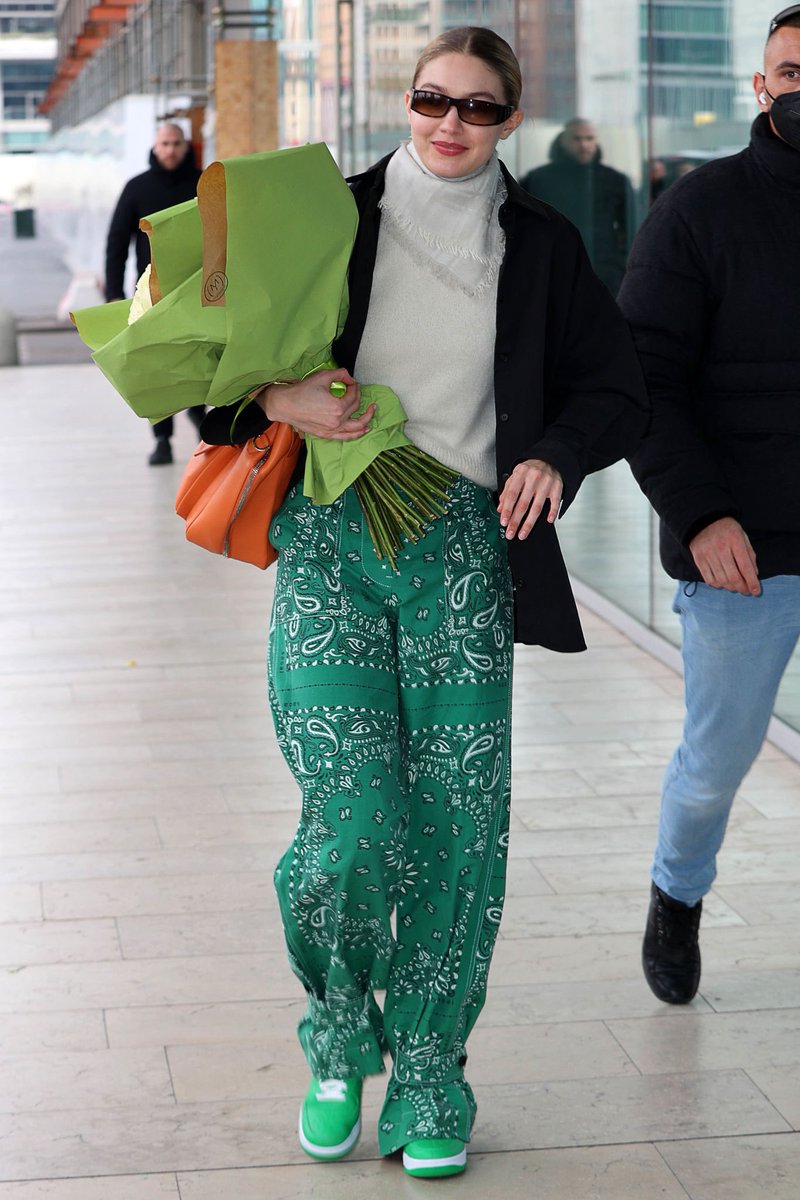 GiHadidBack's tweet photo. 🔙| Hace 3 años atrás Gigi Hadid llegando a la sede de Versace en Milán, Italia. https://t.co/PQeG2pySGS