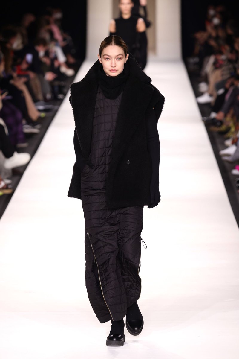 GiHadidBack's tweet photo. 🔙| Hace 3 años atrás Gigi Hadid desfilando para Max Mara Otoño/Invierno 2022 en Milán, Italia. https://t.co/ixhIN4twAp