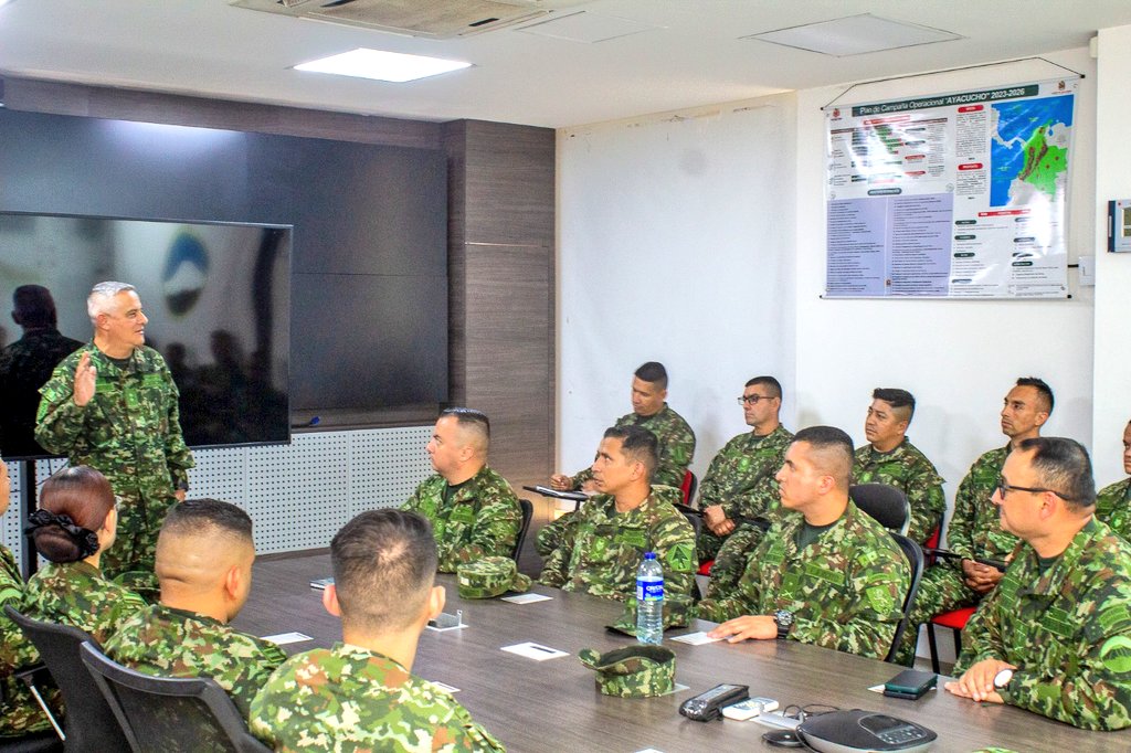Ejercito_Div5's tweet photo. Se realizó reunión de revitalización con los Comandantes de Pelotón, allí el Comandante de la #QuintaDivision y de la #SextaBrigada, dieron órdenes claras de lecciones aprendidas, ambiente operacional y líderazgo para cumplir a cabalidad la misión institucional.

#DisciplinaMilitar