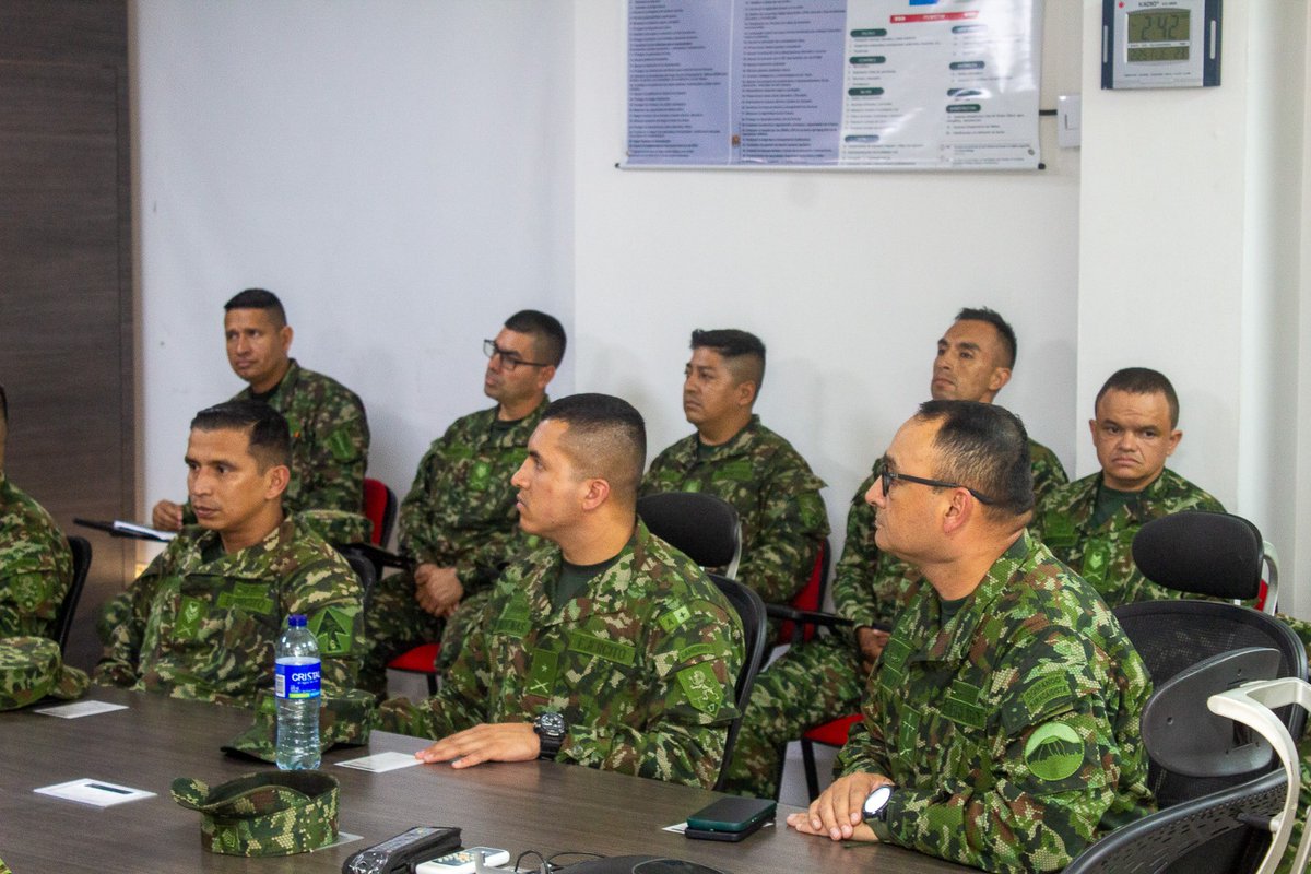 Ejercito_Div5's tweet photo. Se realizó reunión de revitalización con los Comandantes de Pelotón, allí el Comandante de la #QuintaDivision y de la #SextaBrigada, dieron órdenes claras de lecciones aprendidas, ambiente operacional y líderazgo para cumplir a cabalidad la misión institucional.

#DisciplinaMilitar