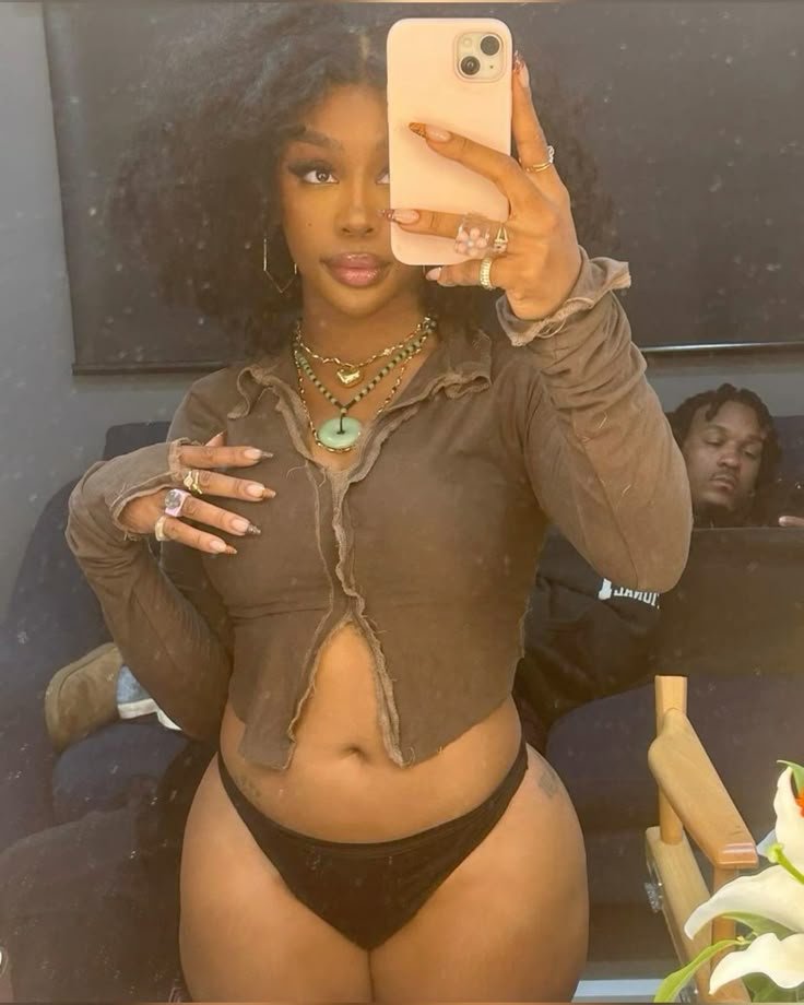 addictionbaddie's tweet image. this mirror selfie of SZA...