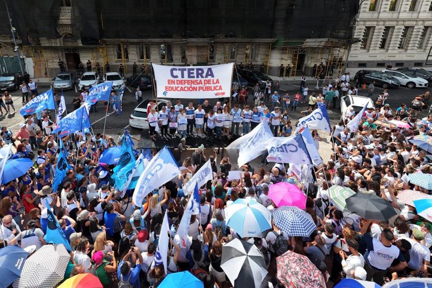 tiempoarg's tweet photo. 📢 Paro nacional docente: más del 90% de adhesión y acto en defensa de la educación pública.

https://t.co/IOAOAyN3ui https://t.co/MrPRzcWCEt