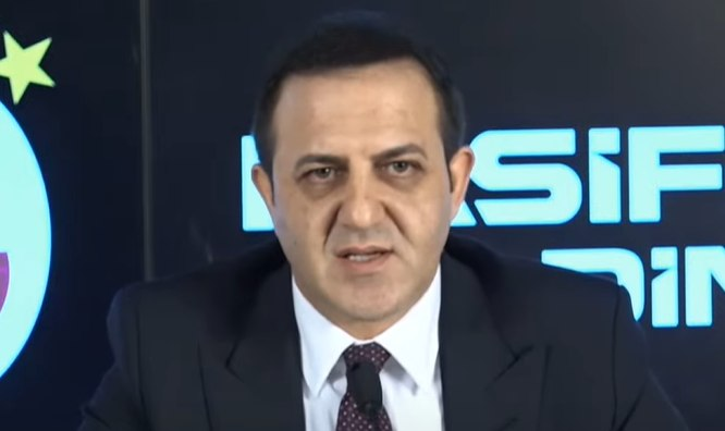 GsGazete's tweet photo. Abdullah Kavukçu: "Mourinho'yla ilgili gereken her şeyi yapacağız. Irkçılık yapıyor resmen çıksın kime maymun dediğini açıklasın. Burası muz cumhuriyeti değil." https://t.co/OF5Rzu6vCb
