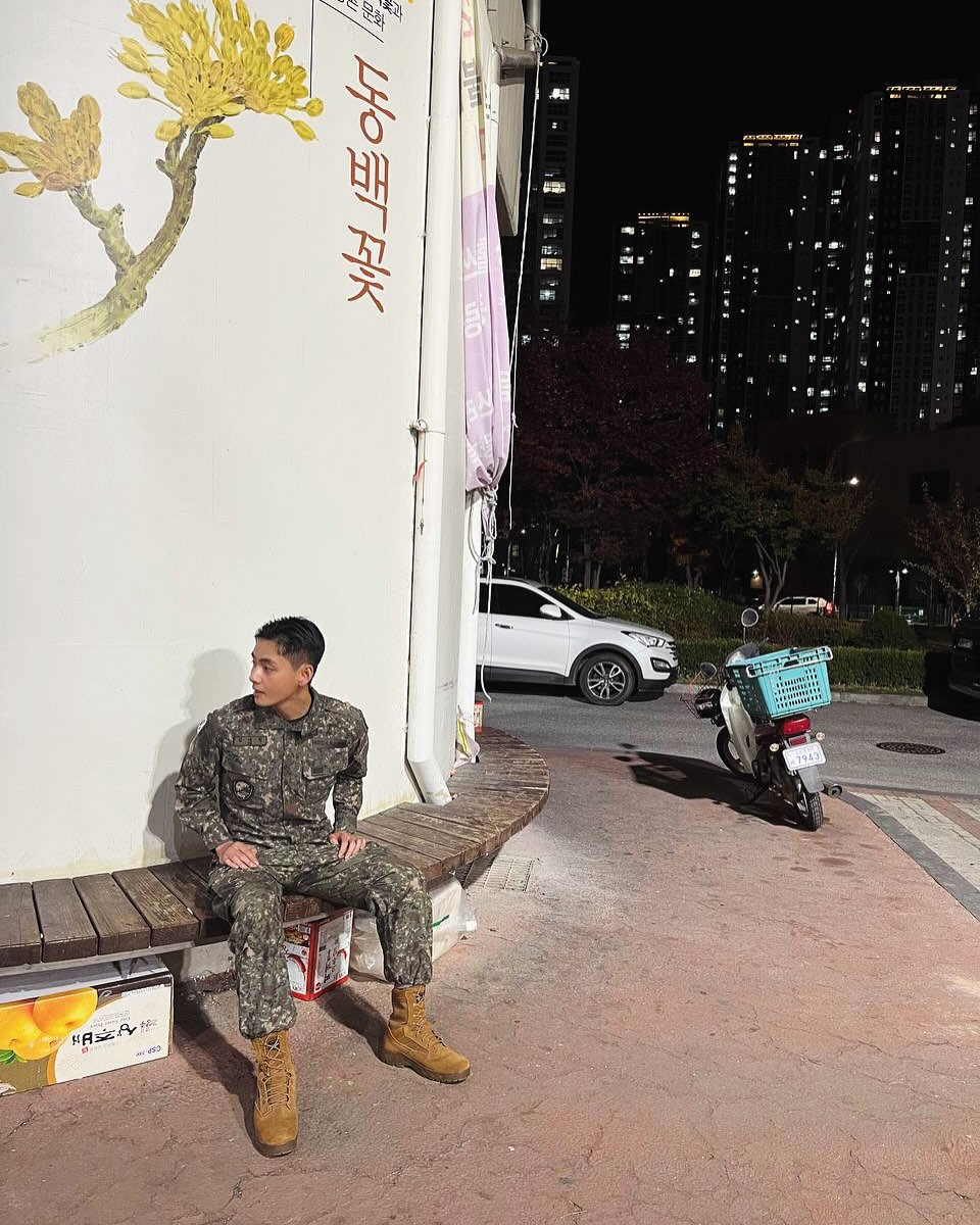 kimtaeji120430's tweet photo. てひょんあ、
443回目のおはよう。
何処で何をしていても
どんな服でも
どんな髪型でも
どんな体格でも
かっこよすぎるキムテヒョンシリーズ。
かっこよすぎてそろそろ意味わからんㅠㅠ
#V #뷔 #V_Rêvé
#D105 https://t.co/l1sSY1sGX2