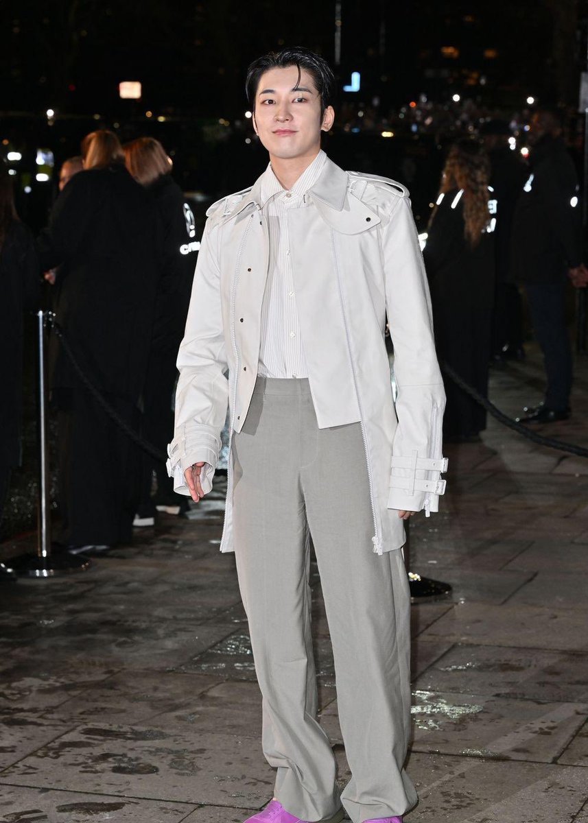 [📸] 250225
✦ WONWOO at the London Fashion Week for BURBERRY | Shutterstock 

WONWOO FOR BURBERRY LFW
#WONWOOxBurberryFW25
#LondonFashionWeek #Burberry 
<a href="/pledis_17/">세븐틴(SEVENTEEN)</a> <a href="/Burberry/">Burberry</a>