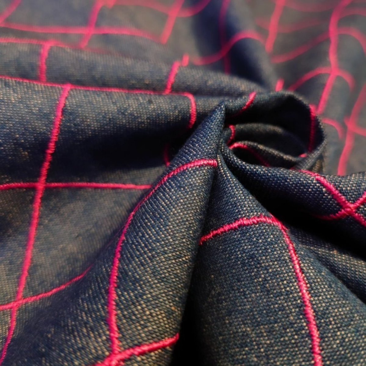 NoblePearl's tweet photo. 当店でお取り扱いしている #STGALL 綿デニムに、網目の刺繍を施した #生地。
贅沢な生地ですね。
ベースがデニムですので、刺繍であっても"余所行き"にはなりません。
カジュアルなお洒落をお楽しみくださいませ。

【ST.GALL】
綿  100％
2.5m
スイス製
198,000円 https://t.co/CI0bufeONb