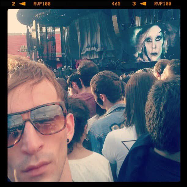 duhformagio's tweet photo. @RDTLadyGaga @santander_br @santander_br Minha história com a Gaga começou lá em 2009, quando aos 16 anos me assumi gay platinando meu cabelo logo depois de assistir Bad Romance na Lan House, e desde esse momento eu a amo de paixão 🙌🏻🖤 #SantanderComAMother #SMusic https://t.co/j7b4vMPQ2f