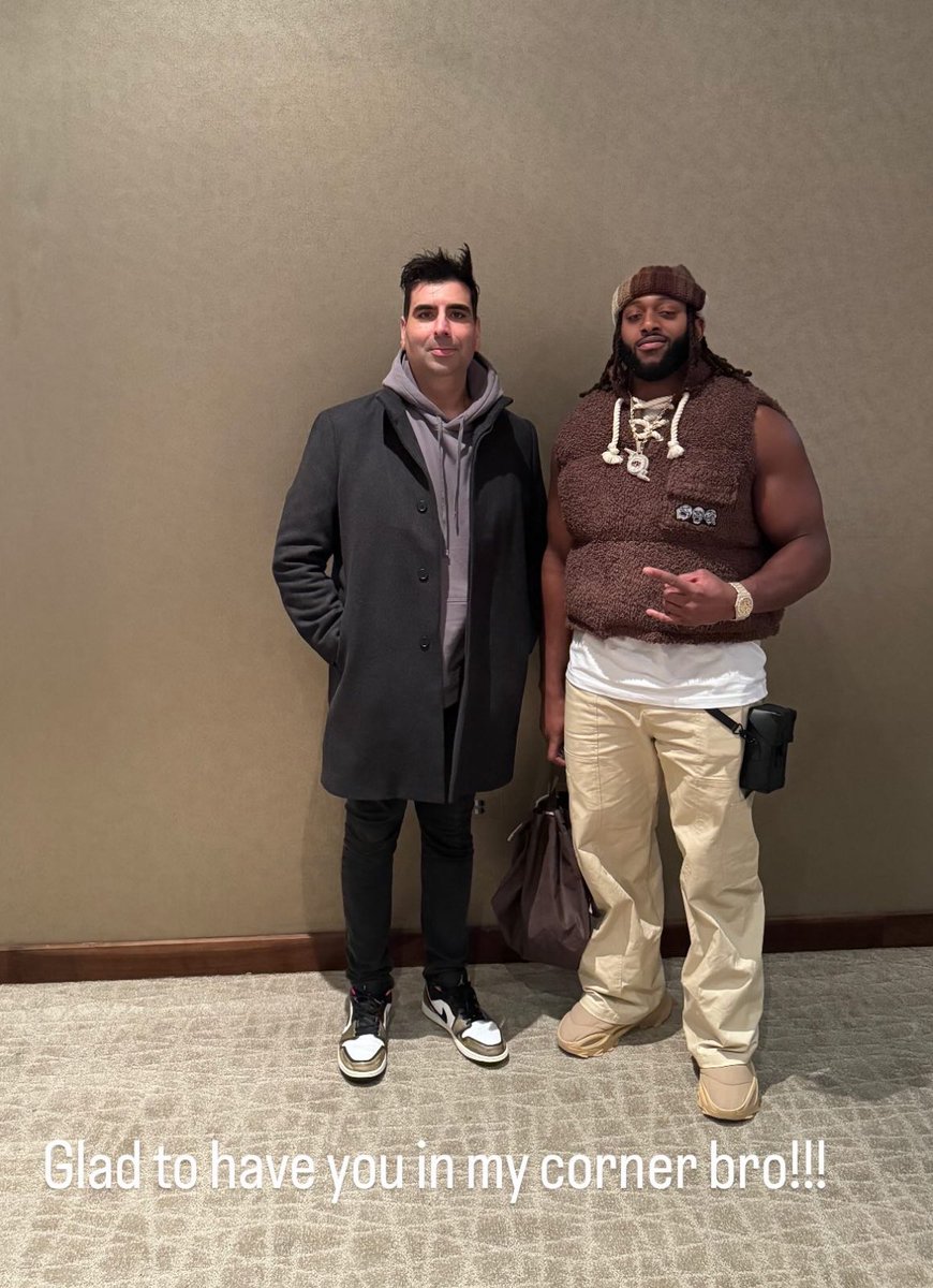 #Cowboys Osa Odighizuwa posted a picture on his IG story with his agent 24 hours after the report that Dallas was starting contract negotiations with the free agent DT.

“Glad to have you in my corner bro!!!”

Read into it however you want.

(📸: @ Osagoeshard on IG)