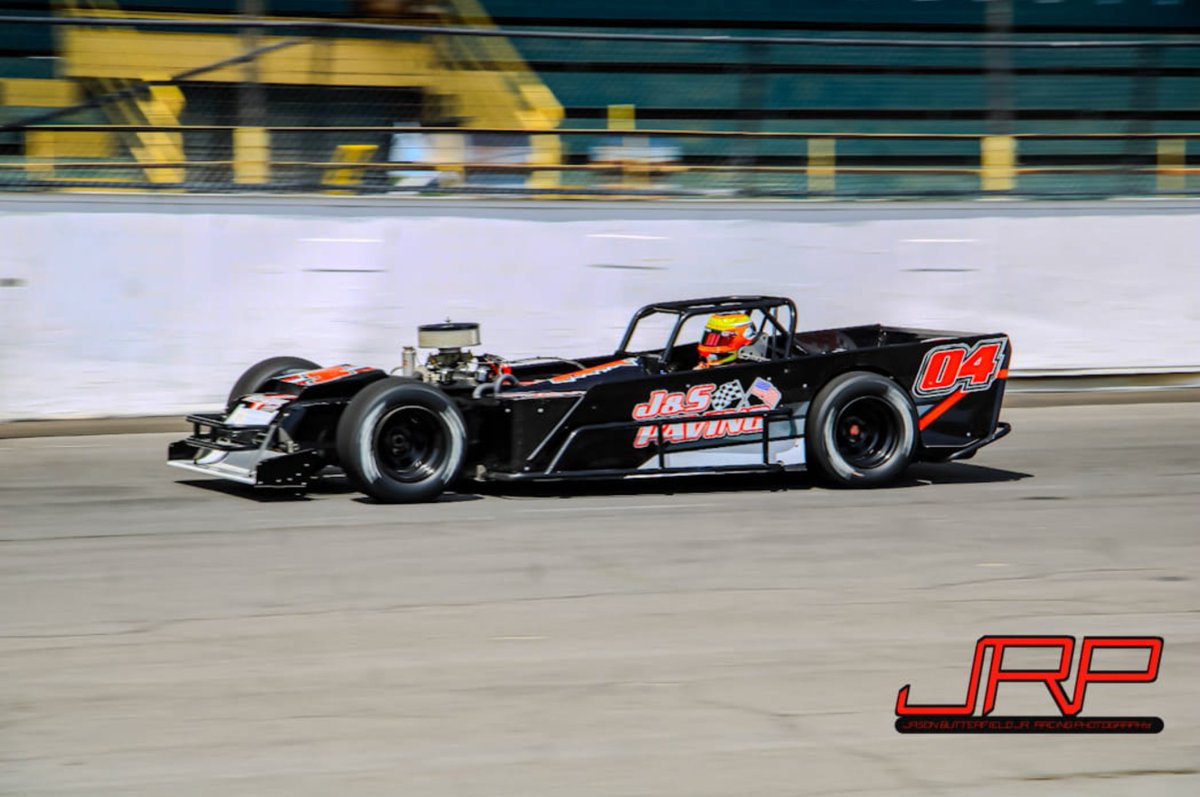 OswegoSpeedway's tweet photo. 𝗦𝗠𝗔𝗟𝗟 𝗕𝗟𝗢𝗖𝗞 𝗦𝗔𝗧𝗨𝗥𝗗𝗔𝗬 – 'The Wrench' Robbie Wirth split time between the No. 04 SBS and No. 4 350 Supermodified in 2024, competing for his family-owned team backed by J&S Paving.

#SmallBlockSaturday | #SteelPalace | #PathfinderBank | #SBSupers

📸 Jason Butterfield Jr.
