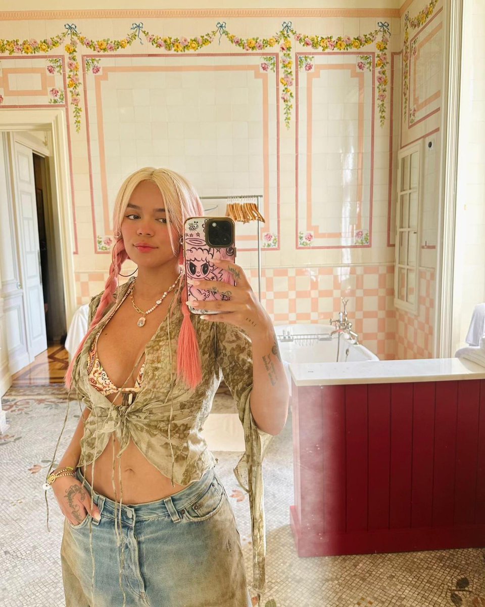 Mientras me curó del corazón voy a cantar las de karol G a Todo pulmón..   

#FelizMSBday 
#2doAniversarioMSB