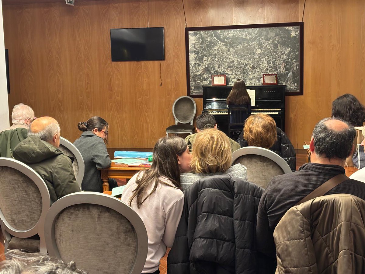 Conservatorio Profesional de Música Eliseo Pinedo (@conserpinedo) on Twitter photo Alumnado de Piano en el Círculo Logroñés
El 21/02 se realizó el 2º concierto del ciclo "Pianos en el Círculo" con alumnado de Elvira Guarás González, Alberto Peralta Vidaurreta y Elizabeth Aliende García del <a href="/ConserPinedo/">Conservatorio Profesional de Música Eliseo Pinedo</a>
¡Enhorabuena a todos! 🎹🎶
<a href="/LogronesCirculo/">Circulo Logroñés</a> <a href="/lariojaorg/">Gobierno de La Rioja</a> Alumnado de Piano en el Círculo Logroñés
El 21/02 se realizó el 2º concierto del ciclo "Pianos en el Círculo" con alumnado de Elvira Guarás González, Alberto Peralta Vidaurreta y Elizabeth Aliende García del <a href="/ConserPinedo/">Conservatorio Profesional de Música Eliseo Pinedo</a>
¡Enhorabuena a todos! 🎹🎶
<a href="/LogronesCirculo/">Circulo Logroñés</a> <a href="/lariojaorg/">Gobierno de La Rioja</a>
