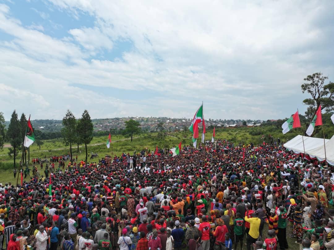 NduwiVanes64896's tweet photo. Mu #Burundi 🇧🇮🇧🇮 ba sokuru barayamaze ngo:
1. Igiti utari bwurire ntukirangamiza
2. Ntawuhinda umusozi
Uwundi afise umugani yodusangiza ntarengane atawudusangije https://t.co/C6AbNjCoLz