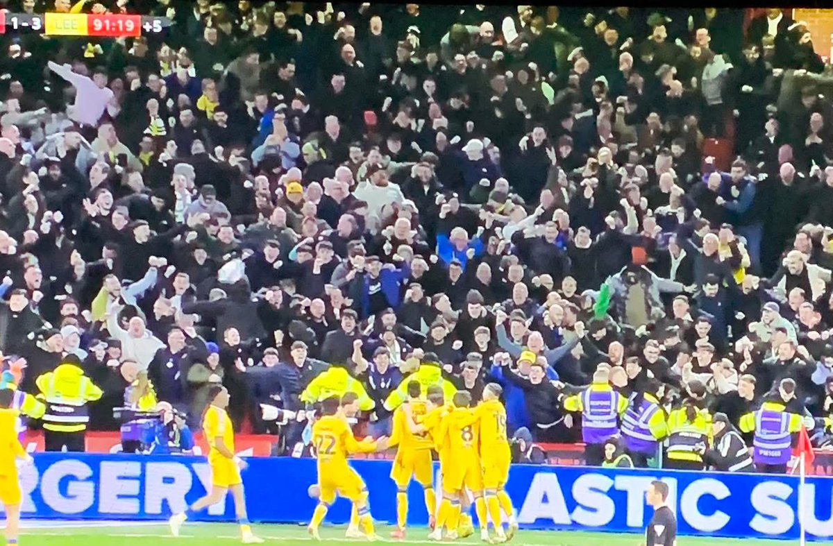 footyawayday's tweet image. Not a mobile phone in sight.

Just Leeds United  breaking Sheffield United hearts #lufc #lufcawaydays