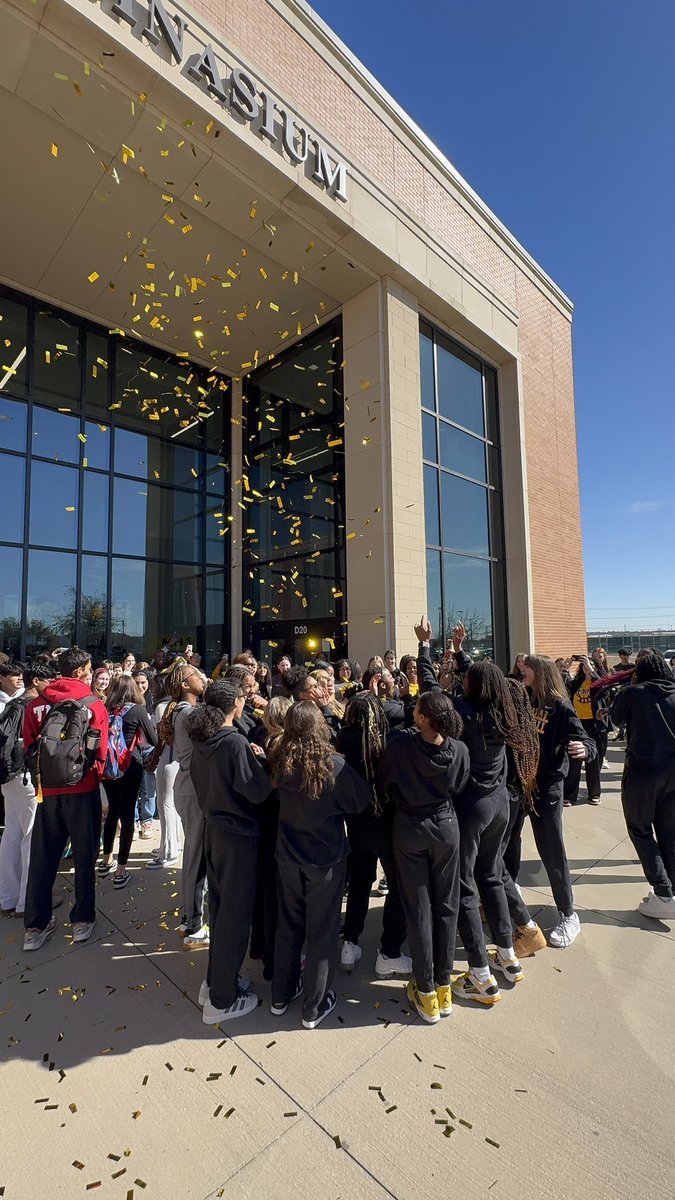 ⭐️&amp;&amp; we’re off! We love our MHS family ⭐️
#Stateo7mind #Winthebattle #Warriors