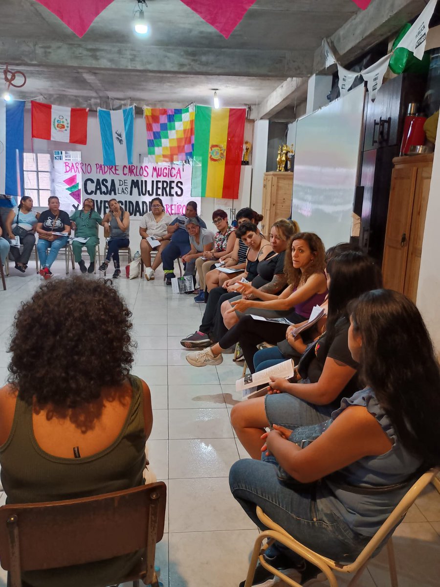 ptpcaba's tweet photo. Visitaron la Casa de las Mujeres y Diversidades del barrio padre Carlos Mugica mujeres del encuentro de mujeres latinoamericano en argentina 2026.
Compartimos la lucha contra los femicidios en el barrio y los 2 encuentros de mujeres realizados en el barrio Múgica 
@PCRargentina https://t.co/HPf9xM84oL