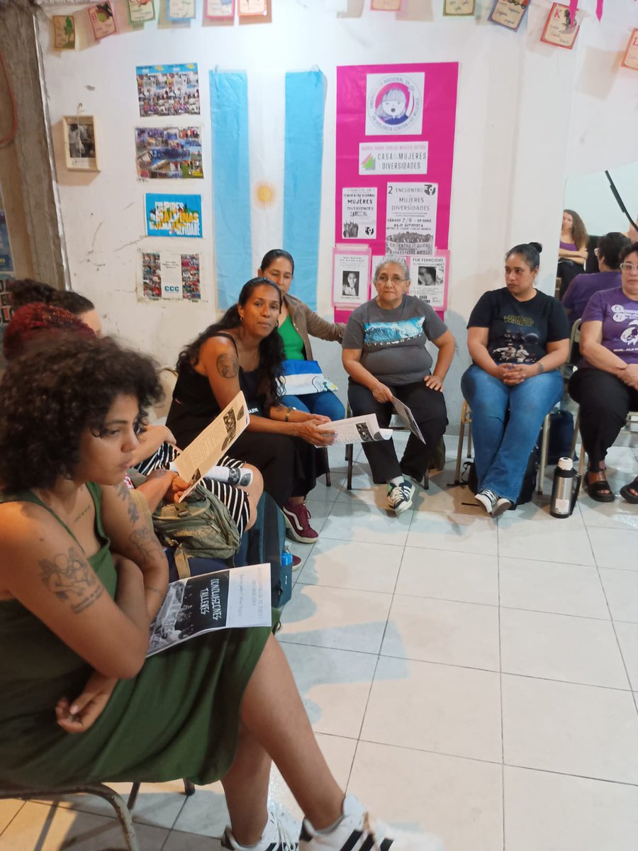 Visitaron la Casa de las Mujeres y Diversidades del barrio padre Carlos Mugica mujeres del encuentro de mujeres latinoamericano en argentina 2026.
Compartimos la lucha contra los femicidios en el barrio y los 2 encuentros de mujeres realizados en el barrio Múgica 
<a href="/PCRargentina/">PCR Argentina</a>