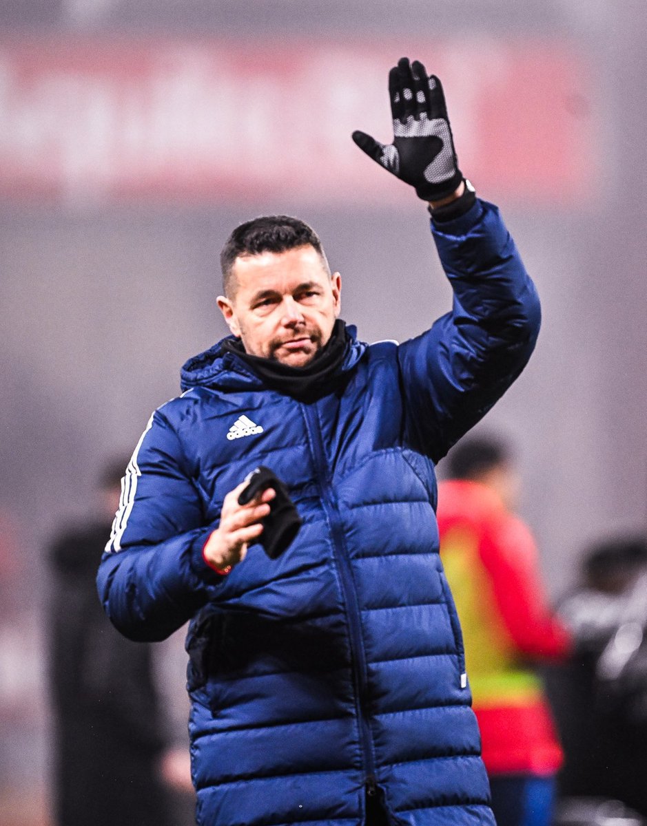 _BeFootball's tweet photo. 🚨 Pierre Sage sur le jour où il a été renvoyé par Textor (𝗶𝗹 𝗲𝘀𝘁 𝗯𝗶𝗲𝗻 𝗴𝗲𝗻𝘁𝗶𝗹) :

« On m'a remis une lettre de mise à pied (…) On m’a aussi dit que John Textor était à Lyon et qu'il voulait me rencontrer. 

𝗝'𝗮𝗶 𝗮𝗰𝗰𝗲𝗽𝘁𝗲́, 𝗽𝗼𝘂𝗿 𝗹𝗮 𝗯𝗼𝗻𝗻𝗲 𝗿𝗮𝗶𝘀𝗼𝗻 𝗾𝘂𝗲 𝗷𝗲 𝘃𝗼𝘂𝗹𝗮𝗶𝘀 𝗹𝗲 𝗿𝗲𝗺𝗲𝗿𝗰𝗶𝗲𝗿 𝗱𝗲 𝘃𝗶𝘃𝗲 𝘃𝗼𝗶𝘅 𝗱𝗲 𝗺'𝗮𝘃𝗼𝗶𝗿 𝗱𝗼𝗻𝗻𝗲́ 𝗹𝗮 𝗰𝗵𝗮𝗻𝗰𝗲 𝗱'𝗲𝗻𝘁𝗿𝗮𝗶̂𝗻𝗲𝗿 𝗮̀ 𝗰𝗲 𝗻𝗶𝘃𝗲𝗮𝘂-𝗹𝗮̀. 

Si je lui en veux ? 𝗡𝗼𝗻, 𝗽𝗮𝘀 𝗱𝘂 𝘁𝗼𝘂𝘁. »

(@lequipe)
