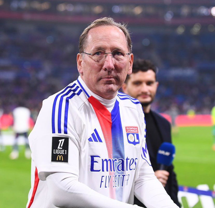 _BeFootball's tweet photo. 🚨 Pierre Sage sur le jour où il a été renvoyé par Textor (𝗶𝗹 𝗲𝘀𝘁 𝗯𝗶𝗲𝗻 𝗴𝗲𝗻𝘁𝗶𝗹) :

« On m'a remis une lettre de mise à pied (…) On m’a aussi dit que John Textor était à Lyon et qu'il voulait me rencontrer. 

𝗝'𝗮𝗶 𝗮𝗰𝗰𝗲𝗽𝘁𝗲́, 𝗽𝗼𝘂𝗿 𝗹𝗮 𝗯𝗼𝗻𝗻𝗲 𝗿𝗮𝗶𝘀𝗼𝗻 𝗾𝘂𝗲 𝗷𝗲 𝘃𝗼𝘂𝗹𝗮𝗶𝘀 𝗹𝗲 𝗿𝗲𝗺𝗲𝗿𝗰𝗶𝗲𝗿 𝗱𝗲 𝘃𝗶𝘃𝗲 𝘃𝗼𝗶𝘅 𝗱𝗲 𝗺'𝗮𝘃𝗼𝗶𝗿 𝗱𝗼𝗻𝗻𝗲́ 𝗹𝗮 𝗰𝗵𝗮𝗻𝗰𝗲 𝗱'𝗲𝗻𝘁𝗿𝗮𝗶̂𝗻𝗲𝗿 𝗮̀ 𝗰𝗲 𝗻𝗶𝘃𝗲𝗮𝘂-𝗹𝗮̀. 

Si je lui en veux ? 𝗡𝗼𝗻, 𝗽𝗮𝘀 𝗱𝘂 𝘁𝗼𝘂𝘁. »

(@lequipe)