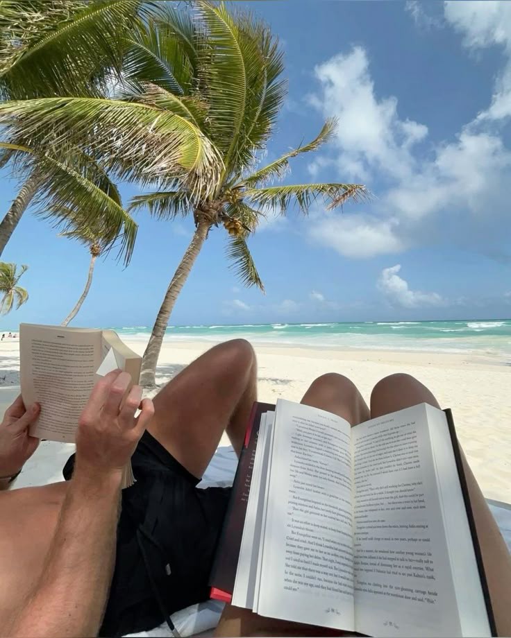 Nothing better than reading at the beach 📖 🏖 but what are they reading? 👀😏