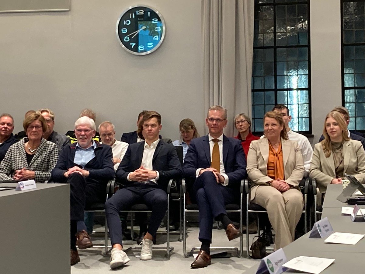 cdkfryslan's tweet photo. Ôfskie fan boargemaster #Gebben fan @tdiel. In waarm en belutsen minske makket oerstap nei VRFryslan. Sukses mei jo nije útdaging yn #Fryslân. @provfryslan @burgemeesters https://t.co/VUSHxKwdtW