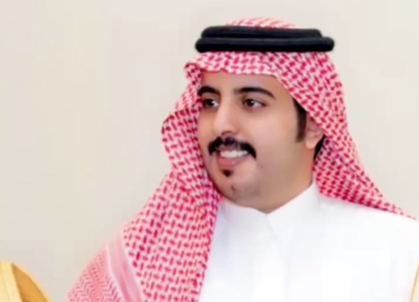 خذيت الحياه بـ قلب ذيب وبعزم حصان
امر الشقا ماكني اشوفه وانا اشوفه

ما دورت دعم فلان وفلان ابن علان
ولا احدٍ تفضل فيني اطلع على كتوفه

يشق الطريق اسمي واسم جدي الرنان
ويعطيني التاريخ عن ما مضى بروفه

- احمد غازي