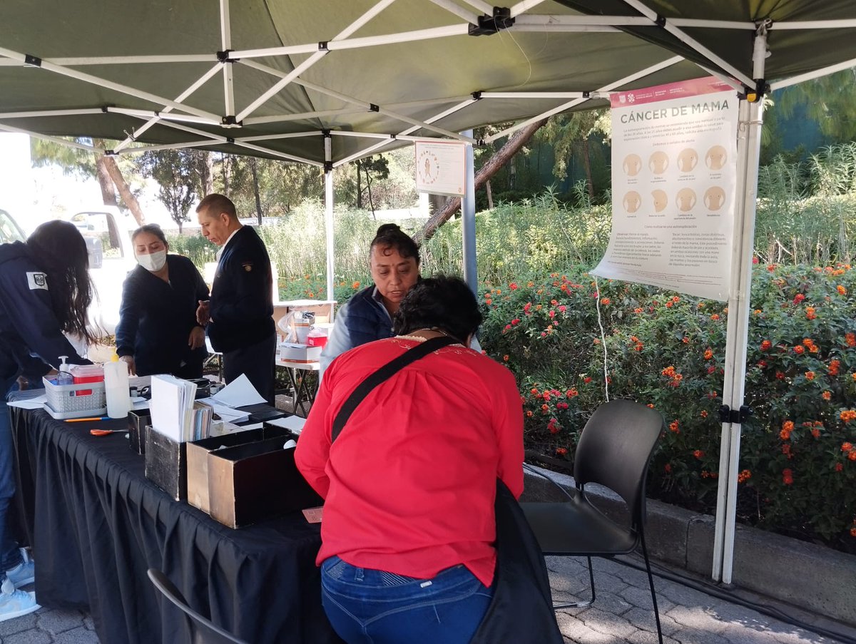 OriginalMexico's tweet photo. Hoy en el @CC_LosPinos hicimos equipo con @IMSS_Bienestar, @SATMX, @FinabienMex y @JovConFuturo para brindar atención especializada a las y los artesanos.
Ofreciendo servicios como: unidad médica, registro y asesoría.
¡Gracias por su apoyo! 🤜🏼🤛🏼
#OriginalCrece❣️
@cultura_mx https://t.co/D6nANkfGQy