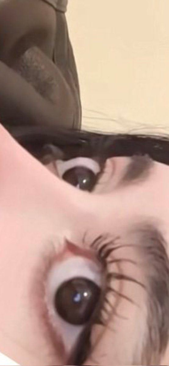 قاتلي بالعيون والرموش الحلاء 
لأجل حسنه يهون النفيس والغلاء 
 ليت قربه أكون وانسى كل الملاء