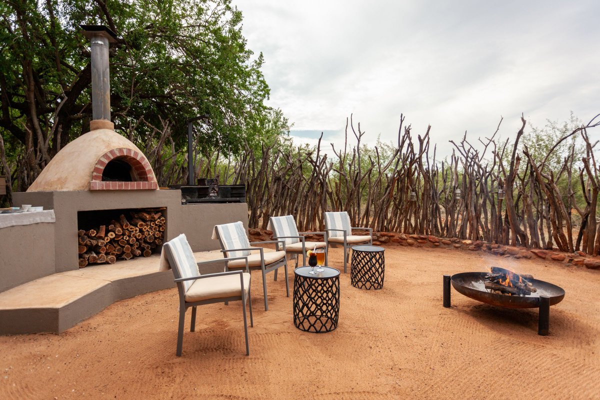 SunsetSafarisSA's tweet photo. Madikwe:Madikwe Hills is ideal for a family safari with kids!The junior ranger programme includes a lucky packet on arrival, become-your-favourite-safari-animal face painting, bug finding, create-my-tree artwork&amp;more!Plan your malaria-free family safari now! Photos: Madikwe Hills https://t.co/xKt6rkH7jL