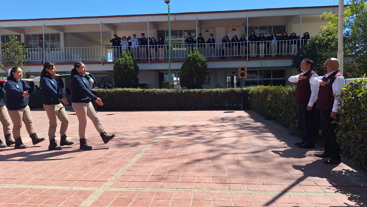 CONALEP_HGO's tweet photo. En un emotivo acto cívico, el Ing. @AbelRojoM, Director General del CONALEP Hidalgo, encabezó el izamiento de nuestra Bandera Nacional en el Conalep plantel Tulancingo , acompañado por estudiantes, docentes, personal administrativo, así como padres y madres de familia. https://t.co/MKsKI7RHRy