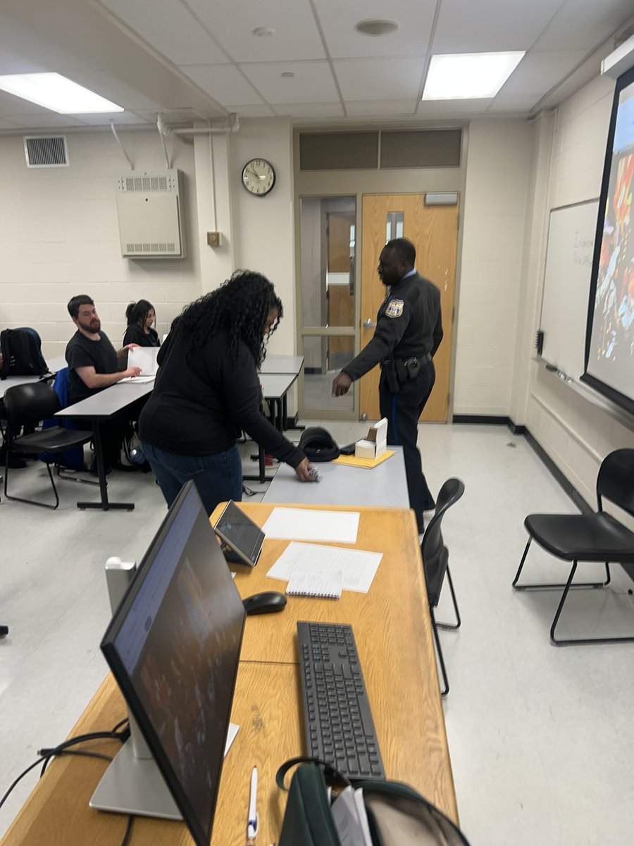 PPDRecruiting's tweet image. Our very own Officer 👮 Manson engaging with the young minds at Temple earlier today! Come join us and get ready for our next application drive in March!