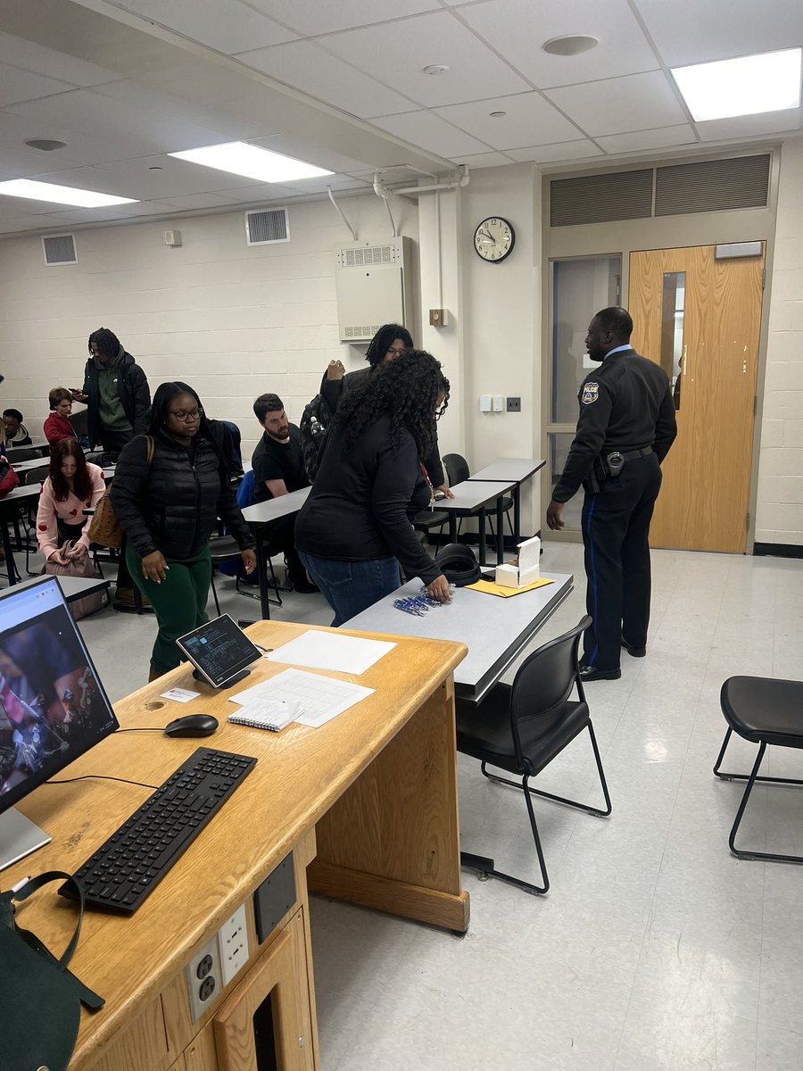 PPDRecruiting's tweet image. Our very own Officer 👮 Manson engaging with the young minds at Temple earlier today! Come join us and get ready for our next application drive in March!
