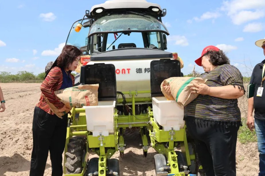 A parceria Brasil-China está revolucionando a agricultura familiar no Nordeste! O projeto conta com a colaboração da Universidade Agrícola da China, MST, Consórcio Nordeste, SEDRAF-RN,  insitutos federais e universidades. Com a introdução de 30 máquinas agrícolas em estados como