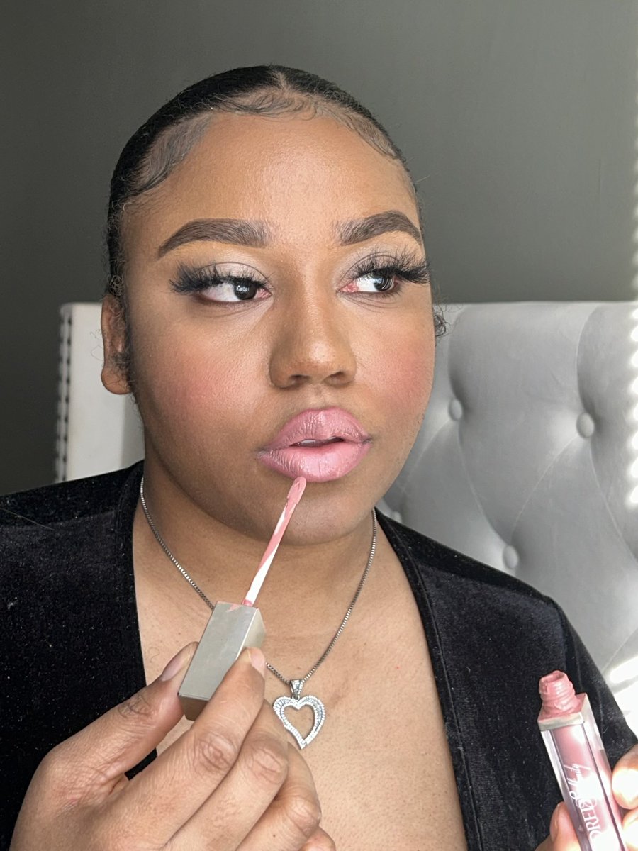Keef_Cakez's tweet image. Soft and subtle 💕😌 
A look so lustrous 

@mirroredsublimity products : lustrous brow, goddess lashes, passion lip pencil and rose gloss 
Necklace : @toptiercharms use code KCGLAM 

#mirroredsublimity #msbabe