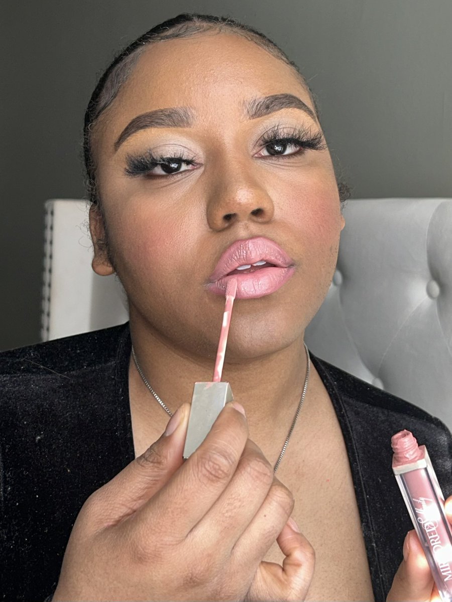 Keef_Cakez's tweet image. Soft and subtle 💕😌 
A look so lustrous 

@mirroredsublimity products : lustrous brow, goddess lashes, passion lip pencil and rose gloss 
Necklace : @toptiercharms use code KCGLAM 

#mirroredsublimity #msbabe