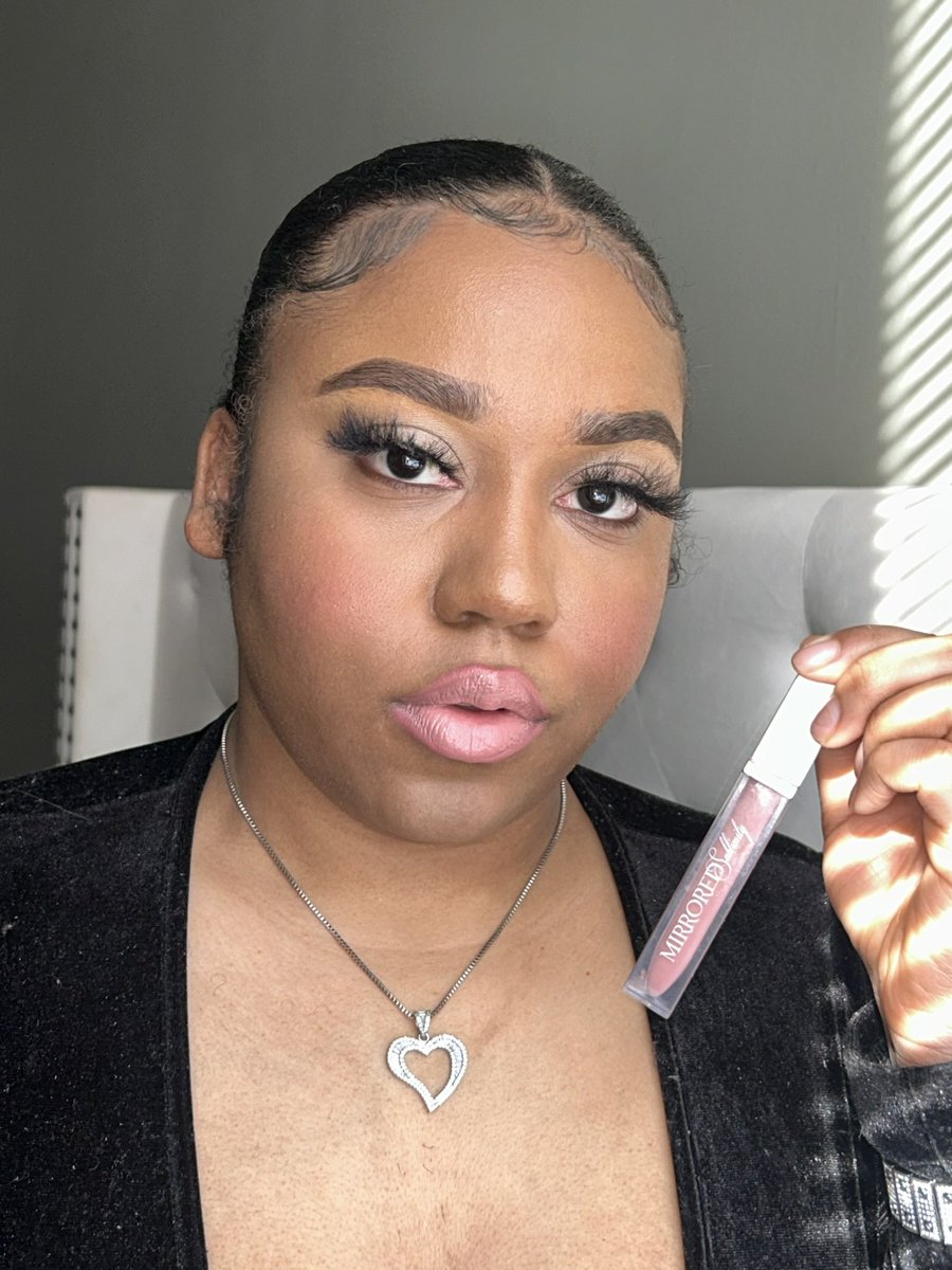 Keef_Cakez's tweet image. Soft and subtle 💕😌 
A look so lustrous 

@mirroredsublimity products : lustrous brow, goddess lashes, passion lip pencil and rose gloss 
Necklace : @toptiercharms use code KCGLAM 

#mirroredsublimity #msbabe