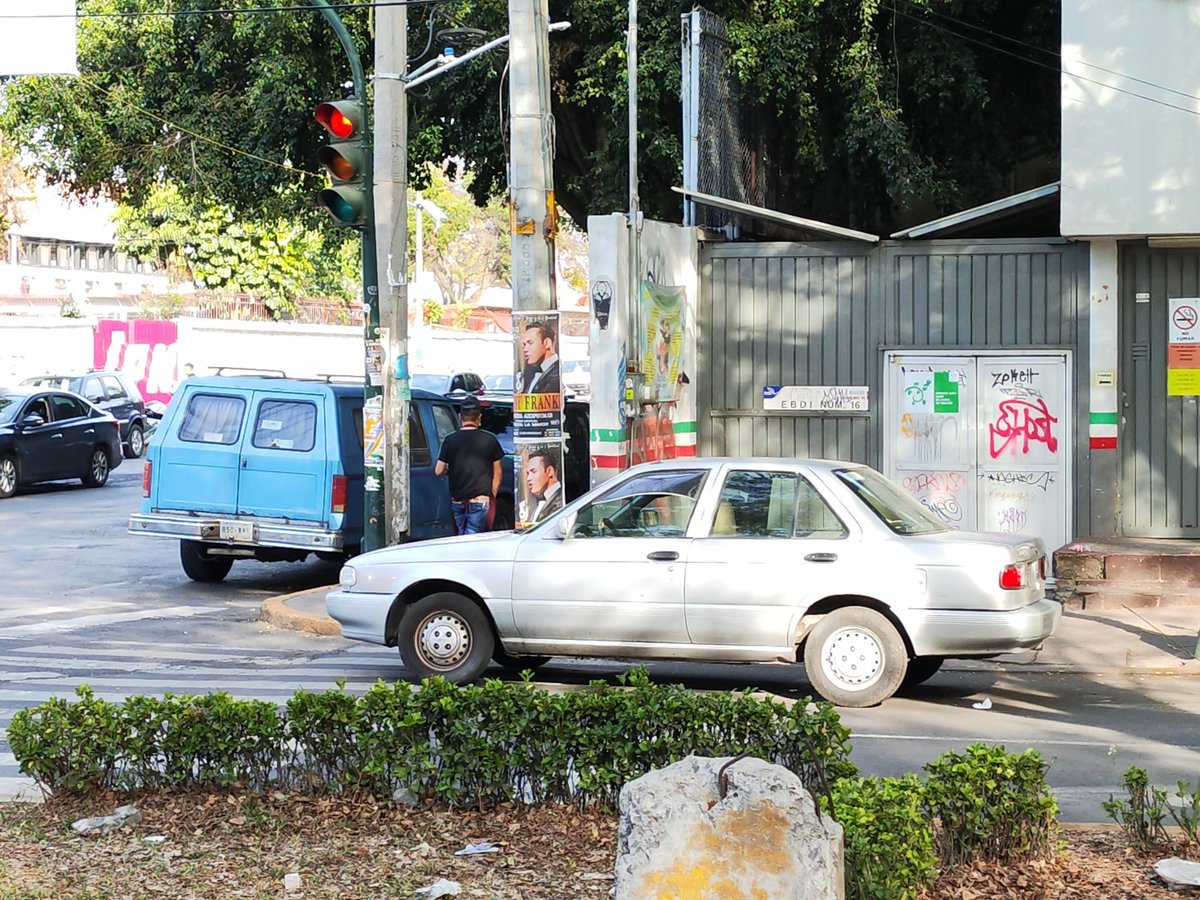 Avenida de los maestros esquina con Carpio alcaldía Miguel Hidalgo vehículo estacionado en paso peatonal y rampa PCD 
<a href="/C5_CDMX/">C5 CDMX</a> <a href="/OVIALCDMX/">OVIAL_SSCCDMX</a> <a href="/SSC_CDMX/">SSC CDMX</a> <a href="/UCS_GCDMX/">Unidad de Contacto del Secretario SSC CDMX</a> <a href="/PabloVazC/">Pablo Vázquez Camacho</a>