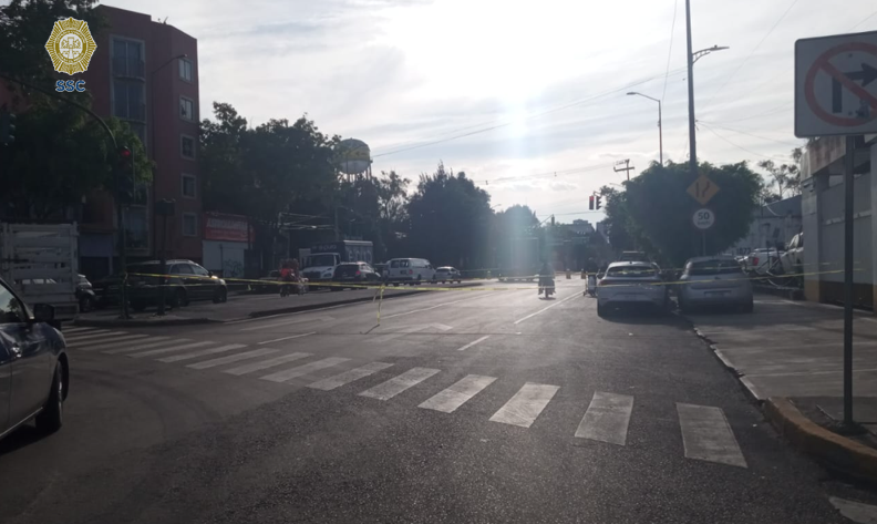 OVIALCDMX's tweet photo. 17:00 #PrecauciónVial | Continúa cierre a la circulación por manifestantes en Calz. México Tacuba a la altura de Lago Argentina, cortes preventivos en Lago Aullagas y Lago Tana. #AlternativaVial Calz. Legaria. https://t.co/dCAEkdrssb