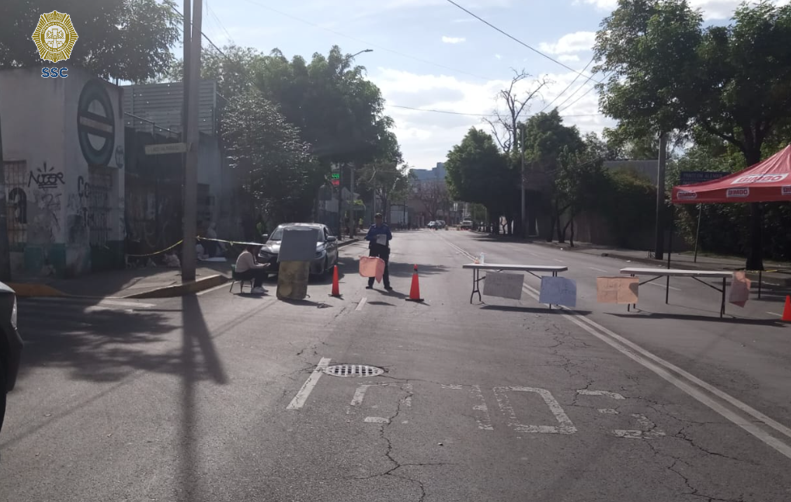 OVIALCDMX's tweet photo. 17:00 #PrecauciónVial | Continúa cierre a la circulación por manifestantes en Calz. México Tacuba a la altura de Lago Argentina, cortes preventivos en Lago Aullagas y Lago Tana. #AlternativaVial Calz. Legaria. https://t.co/dCAEkdrssb