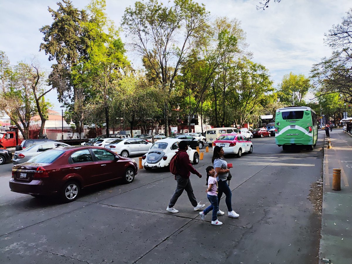 Plan de agua prieta entre Cruz Gálvez y Carpio alcaldía Miguel Hidalgo estacionamiento prohibido en camellones pasos peatonales y balizados amarillos nos apoyan con el retiro y sanción por favor este es el 6to reporte s/atención <a href="/OVIALCDMX/">OVIAL_SSCCDMX</a> <a href="/SSC_CDMX/">SSC CDMX</a> <a href="/UCS_GCDMX/">Unidad de Contacto del Secretario SSC CDMX</a> <a href="/PabloVazC/">Pablo Vázquez Camacho</a>
