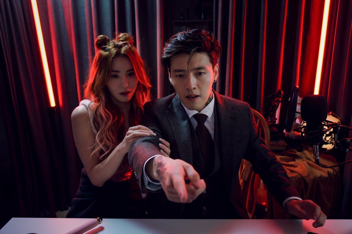 amirkdrama's tweet image. مقتطفات من فيلم الغموض #Streamin 
يحكي قصة مذيع يكتشف دليل يخص قاتل متسلسل فيقوم باستفزازه في بثه من أجل المشاهدات و الإيقاع به لكن سرعان ما يتحول الأمر الى حرب نفسية 💥
العرض الشهر القادم