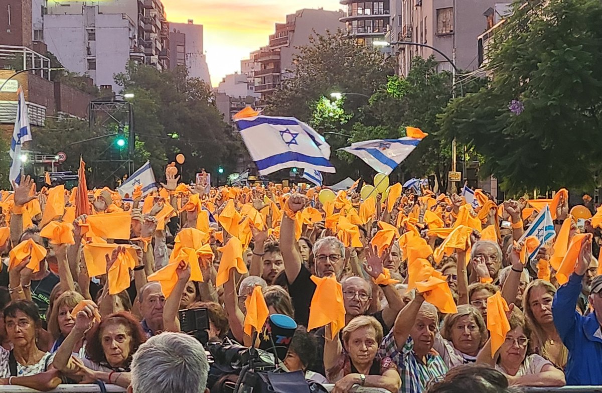 InfoAMIA's tweet photo. NO TIENEN MÁS TIEMPO

Están secuestrados hace más de 500 días sufriendo las peores atrocidades. Cada minuto que pasan en manos de Hamás puede ser la diferencia entre la vida o la muerte. 

Quienes defendemos el valor de la vida y denunciamos el terrorismo alzamos la voz para exigir LIBERACIÓN DE TODOS LOS SECUESTRADOS YA.

AM ISRAEL JAI