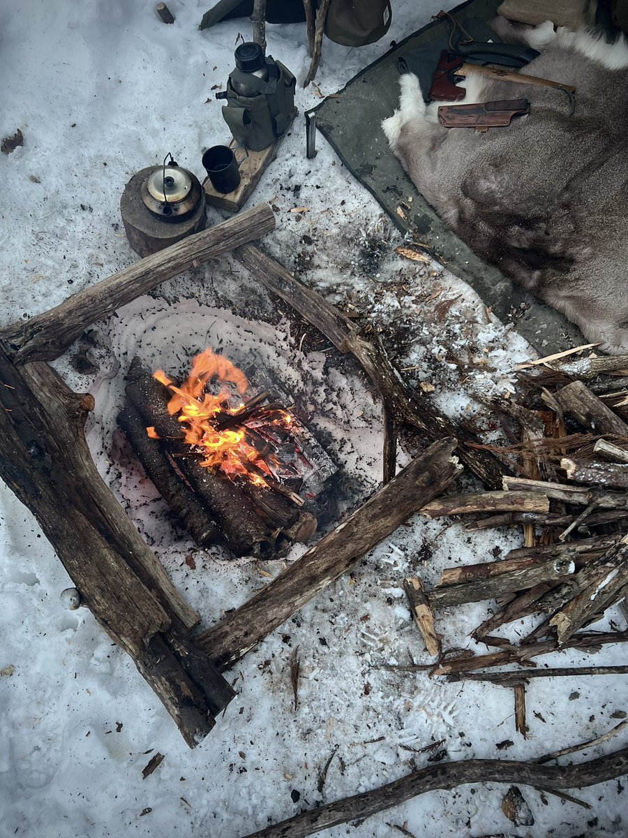 utti1011's tweet photo. 積雪60cmオーバーの焚火🔥
沈んで囲炉裏風になりましたw
(そりゃそうでしょ🤭)

おはようございます⛺️

#相変わらず煙に巻かれてます笑😭 https://t.co/6cvmgnqBk5