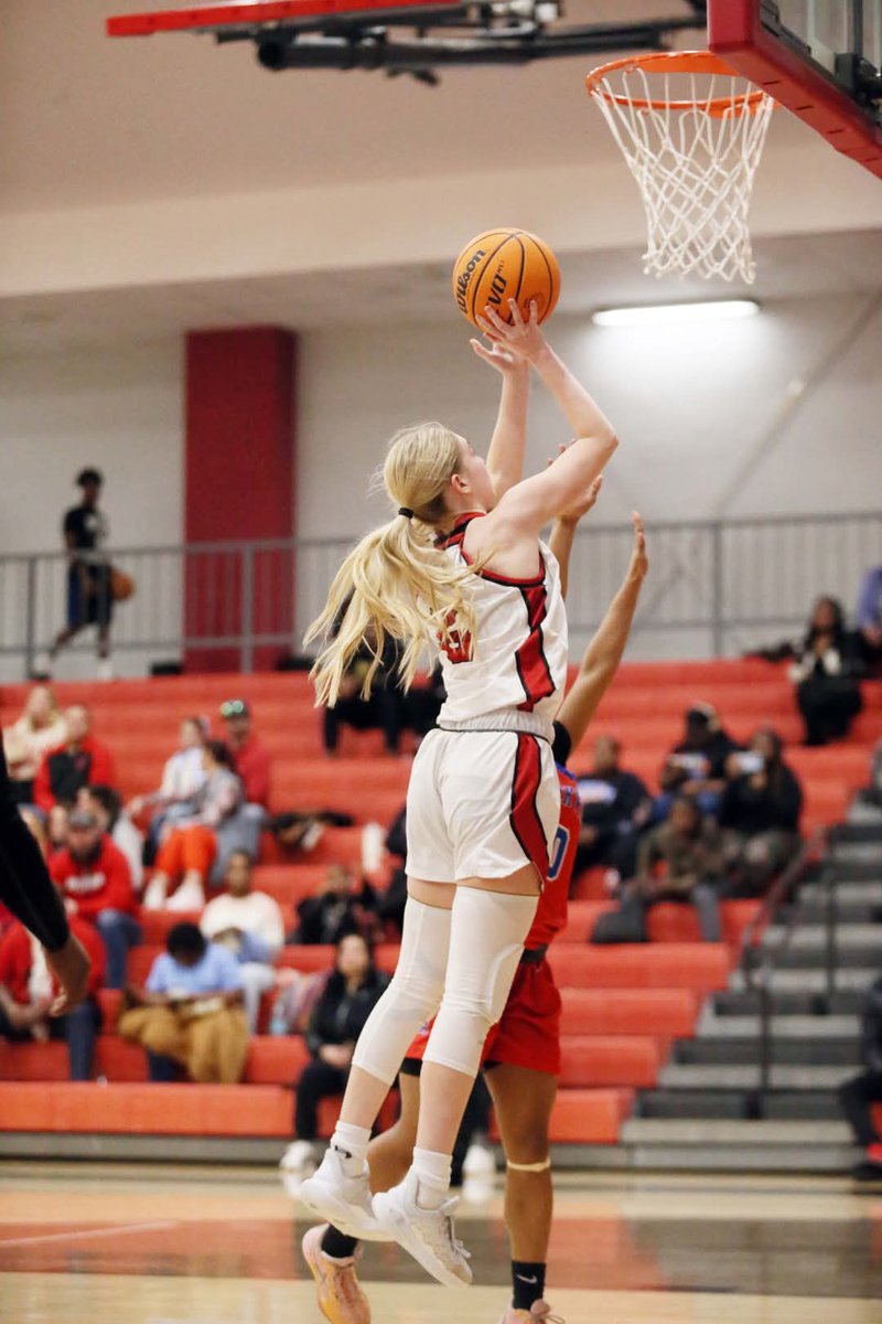 Surpassed 1600 pts. in Saturday's game. Keep working, Sid! <a href="/SidniMiddleton/">Sidni Middleton</a>  Isaiah41:10  
📸 <a href="/MarkBuffalo/">Mark Buffalo</a> <a href="/nbnbball/">Coach TJ Jones</a>