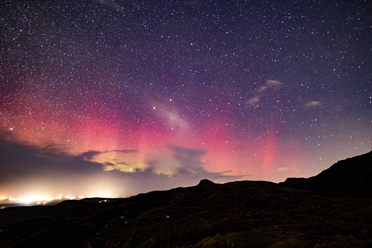 A wee #aurora tonight from Lough Salt, #Donegal 🇮🇪 A small display, mainly hiding behind clouds on the horizon but she was there.