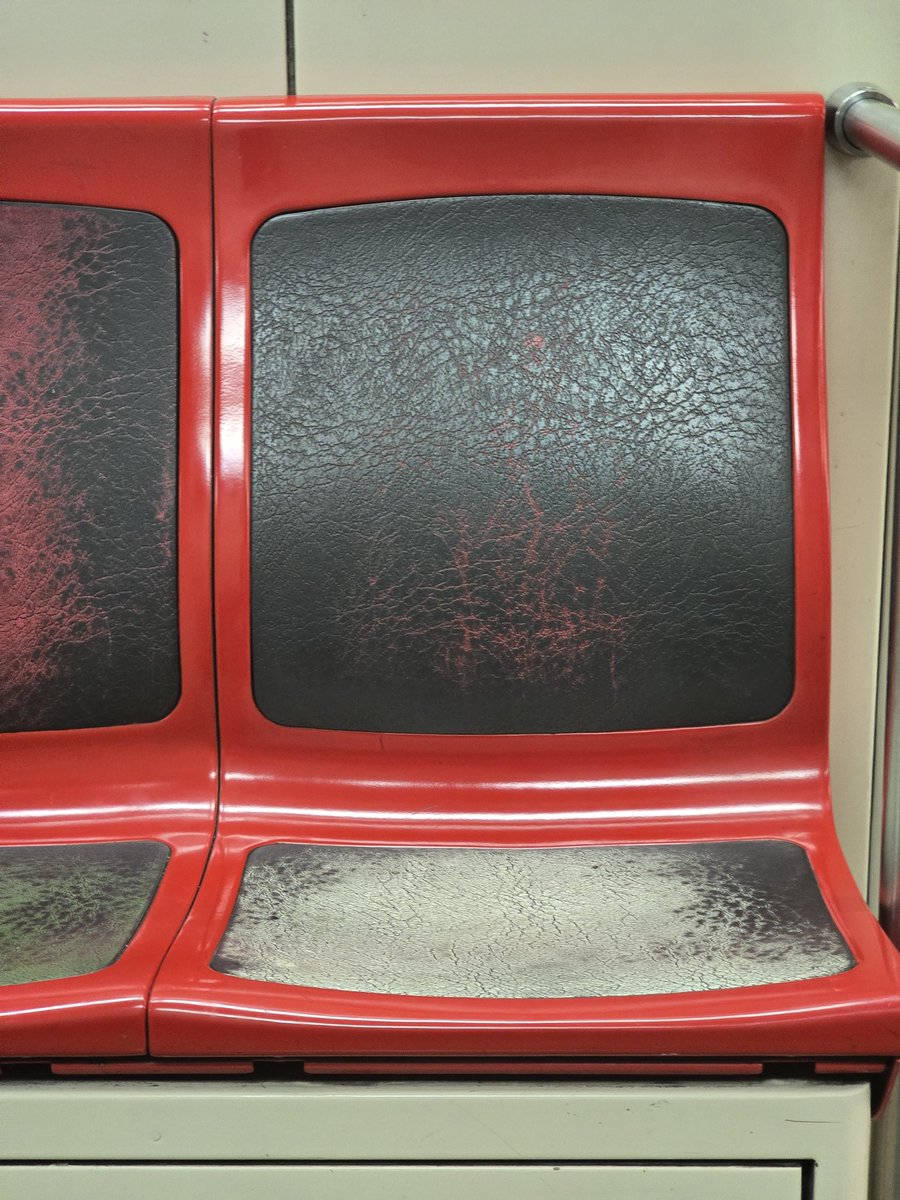 ZMRVERG's tweet photo. Ya que nos subieron el pasaje tantas veces @metrodesantiago... para cuando empiezan a limpiar? Inviertan en mejorar lo que tienen. https://t.co/9Ci3aL0s8S