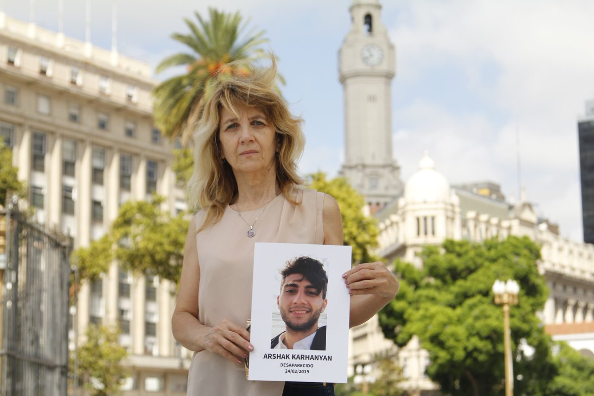 MontenegroViki's tweet photo. Hace 6 años desaparecía Arshak sin dejar rastro en plena Ciudad de Buenos Aires. El ministro de Seguridad, que no lo buscó un solo día y permitió decenas de irregularidades en la investigación era Diego Santilli. El juez de la causa, que posibilitó semejante impunidad, es el actual secretario de Derechos Humanos Alberto Baños. Hoy, como ayer, seguimos acompañando a su mamá en el reclamo de justicia.