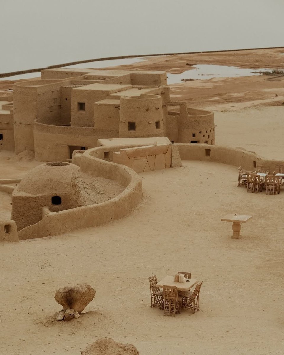 theshimmystore's tweet image. A scene straight out of time itself—adobe curves, sunlit sand, and rustic simplicity. This earthy retreat feels both ancient and deeply modern, a lesson in living with the land. Would you stay here for a while? 🌞🏜️

#DesertArchitecture #AdobeHomes #TimelessDesign #RusticCharm