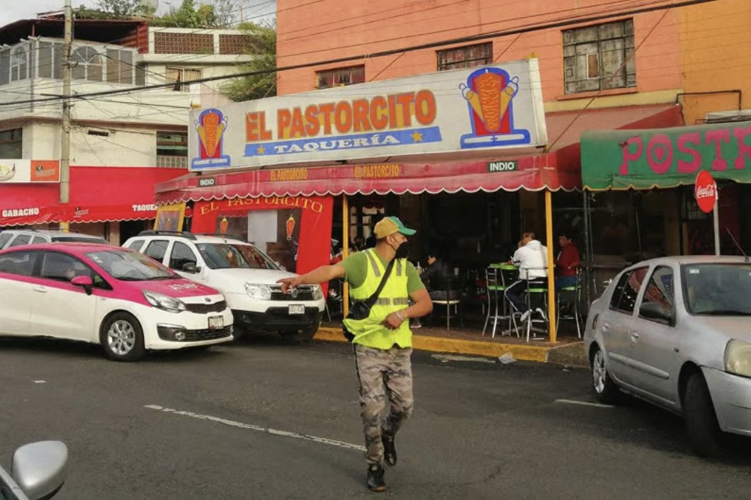 localmx_'s tweet photo. #ComeComoLocal A lo largo de tres cuadras sobre Lorenzo Boturini predomina un olor a carne, debido a la diversidad de taquerías que hay en esta calle. https://t.co/8NnSBNGSqS https://t.co/sdKzIUCC0d
