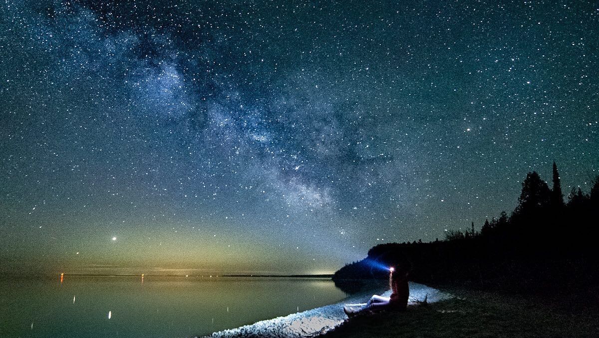 When the snow falls and the stars shine bright, the sky puts on its best show ✨

Bundle up and stargaze under Bruce County’s crystal-clear winter skies 🤩

🔗: explorethebruce.com/astronomy-on-t…

#ExploreTheBruce